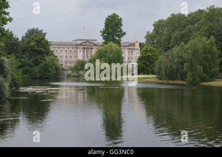 Ansicht der Buckingham-Palast von St. James Park. London, Vereinigtes Königreich Stockfoto