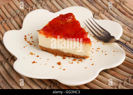 Käsekuchen mit brasilianischen Goiabada Marmelade der Guave auf Platte auf Holztisch. Selektiven Fokus Stockfoto