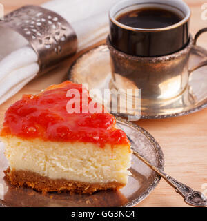 Käsekuchen mit brasilianischen Goiabada Marmelade der Guave auf Silber Vintage Teller mit Kaffee. Selektiven Fokus Stockfoto