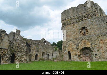 Easby Abbey, einer zerstörten Prämonstratenser-Abtei an den Ufern des Flusses Swale am Stadtrand von Richmond, North Yorkshire Stockfoto