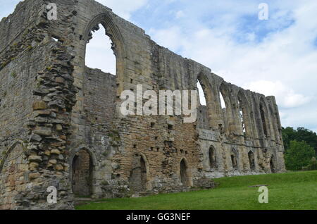 Easby Abbey, einer zerstörten Prämonstratenser-Abtei an den Ufern des Flusses Swale am Stadtrand von Richmond, North Yorkshire Stockfoto