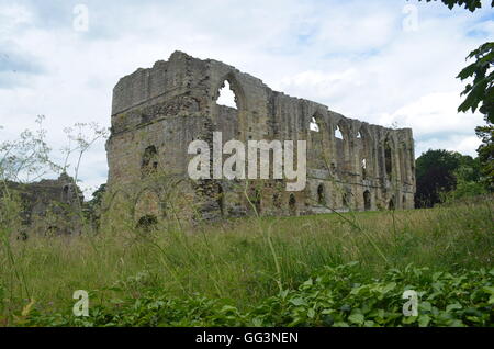 Easby Abbey, einer zerstörten Prämonstratenser-Abtei an den Ufern des Flusses Swale am Stadtrand von Richmond, North Yorkshire Stockfoto