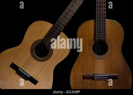 nähern Sie sich zwei spanische Gitarren auf schwarzem Hintergrund Stockfoto