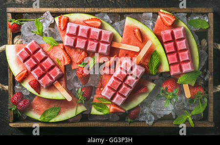 Hausgemachte Wassermelone Erdbeer Eis am Stiel in Holztablett Stockfoto