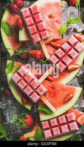 Hausgemachte Wassermelone Erdbeer Eis am Stiel auf Eis mit frischen Früchten Stockfoto