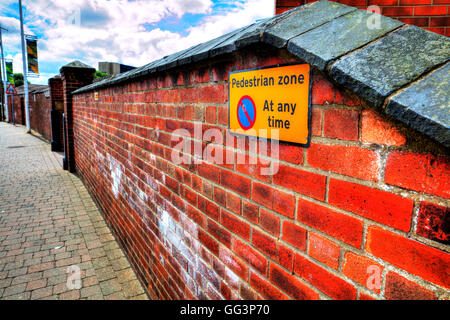 Fußgängerzone kein Parkplatz zu jeder Zeit Zeichen Straße auf Wand Zeichen angezeigt UK England Stockfoto