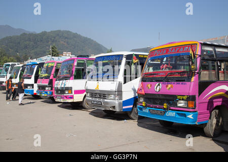 Kathmandu, Nepal - 22. Oktober 2014: Bunte Busse stehen auf dem Parkplatz eines Busbahnhofs Stockfoto