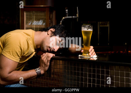 Mann hält ein Glas Bier Stockfoto