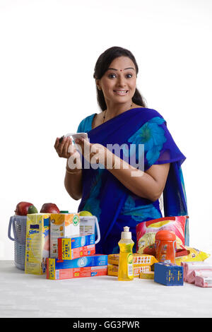 Hausfrau überprüfen ihr Einkaufen Stockfoto