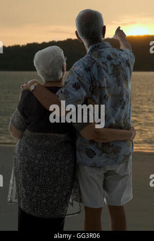 Altes Ehepaar den Sonnenuntergang genießen Stockfoto