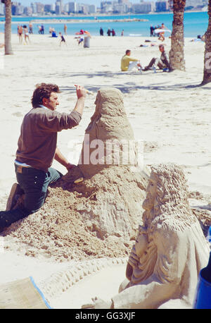 Sand Bildhauer arbeiten. Strand El Postiguet, Alicante, Comunidad Valenciana, Spanien. Stockfoto