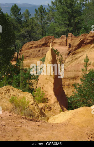 Ocker Steinbruch (jetzt sentier des Ocres) in der Nähe von Roussillon, Provence, Frankreich Stockfoto