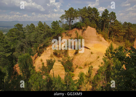 Ocker Steinbruch (jetzt sentier des Ocres) in der Nähe von Roussillon, Provence, Frankreich Stockfoto