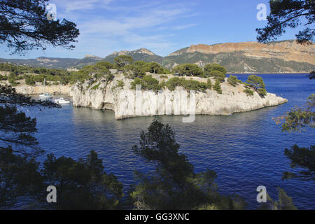 Blick über die Calanque de Port Miou in Richtung Cap Canaille, in der Nähe von Cassis, Frankreich Stockfoto