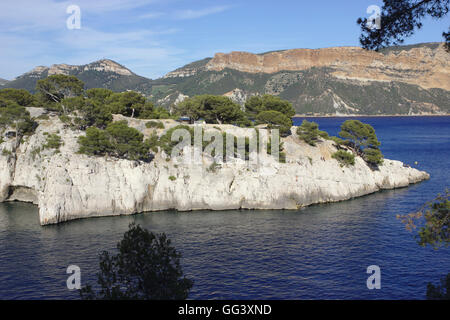 Blick über die Calanque de Port Miou in Richtung Cap Canaille, in der Nähe von Cassis, Frankreich Stockfoto