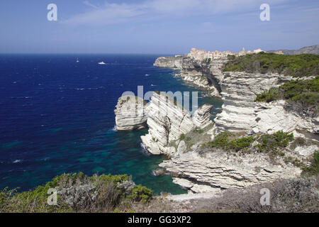 Bonifacio obere Stadt und Kreide Klippen aus dem Pfad in Richtung Capo Pertusato, Frankreich, Corsica Stockfoto