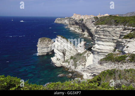 Bonifacio obere Stadt und Kreide Klippen aus dem Pfad in Richtung Capo Pertusato, Frankreich, Corsica Stockfoto