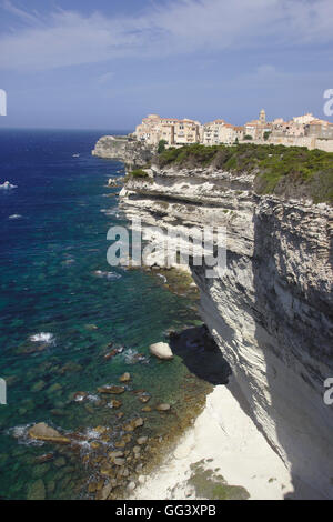 Bonifacio obere Stadt und Kreide Klippen aus dem Pfad in Richtung Capo Pertusato, Frankreich, Corsica Stockfoto