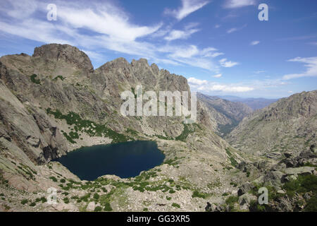 Capitello See (Lac de Capitello) und Lambarduccio von in der Nähe von Punta Alle Porta, Frankreich, zentrale Korsika GR20 Stockfoto