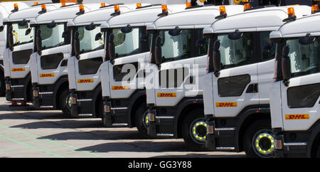 Eine Zeile Lkw aus dem Logistikunternehmen DHL bis in einer Reihe in Ihrem Depot geparkt in Doncaster Warten auf Lieferung geladen werden. Stockfoto