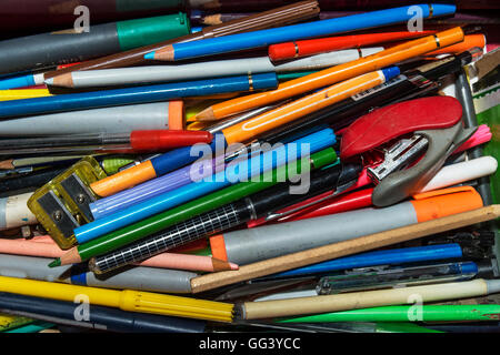 viele Schulmaterial, Stifte, Marker, Bleistiftspitzer und andere als Hintergrund platziert Stockfoto