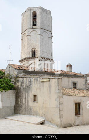 Achteckige Turm von St. Michael Archangel Sanctuary am Monte Angelo auf Italien Stockfoto