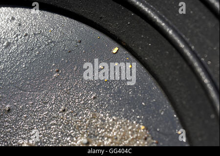 Goldglitter alluvialen Fluss in eine Pan-American Stockfoto