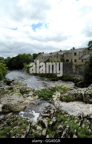 River Wharfe und Linton fällt in Wharfedale in den Yorkshire Dales, North Yorkshire, England Stockfoto