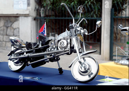 Miniatur-Motorrad mit mechanischen Teile auf einem Ständer in einer Versammlung der amerikanischen Motorräder in Beaucaire gemacht Stockfoto