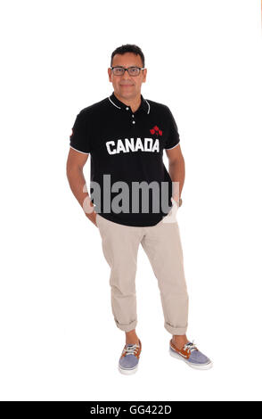 Ein hübscher Hispanic Mann stehend in einem Hemd mit Kanada auf stehen für weißen Hintergrund isoliert. Stockfoto