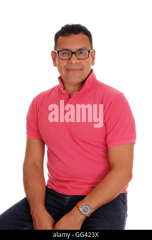 Ein Closeup Portraitbild eines mittleren Alters Hispanic männlichen sitzenden für weißen Hintergrund isoliert. Stockfoto