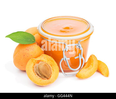 Marillenmarmelade und frischen Früchten isoliert auf weiss Stockfoto