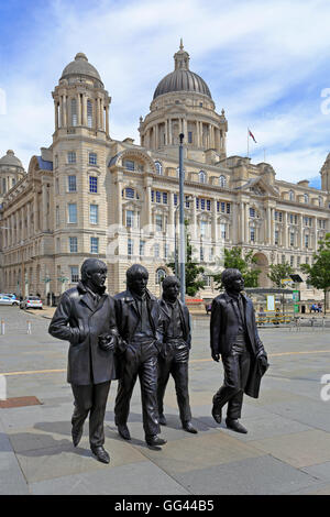 Die Beatles-Statue und der Port of Liverpool Building, Pier Head, Liverpool, Merseyside, England, UK. Stockfoto