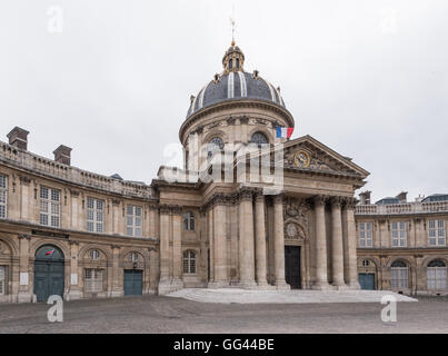 Paris, Frankreich 26. März 2016: Institut de France Fassade an einem bewölkten Tag Stockfoto