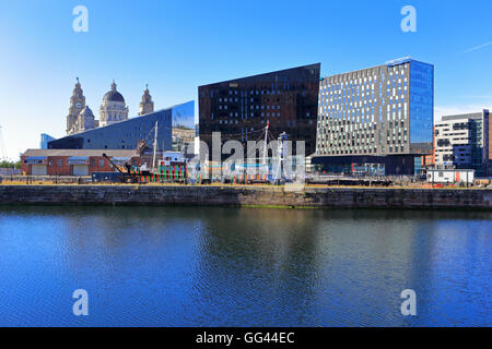 Waterfront-Entwicklung über Canning Dock inklusive Open Eye Gallery und Premier View, Liverpool, Merseyside, England, UK. Stockfoto