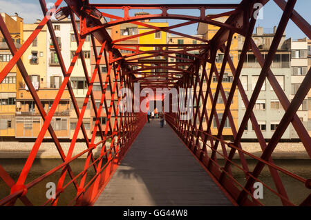 Die rote eiserne Brücke Pont de Les Peixateres Velles in Girona (Gerona), in Catalunya (Katalonien), Spanien, Europa. Stockfoto