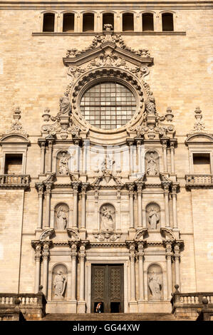 Die Fassade der Kathedrale (Catedral de Santa Maria) in Girona (Gerona), Katalonien, Spanien. Stockfoto