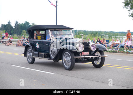 1922 Rolls-Royce Silver Cloud beteiligt sich die 2016 jährliche Cruz In Parade für antiken und klassischen Autos in Montague, Michigan. Stockfoto