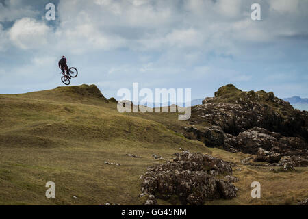 Mountain-Bike springen in Küstenlandschaft Stockfoto