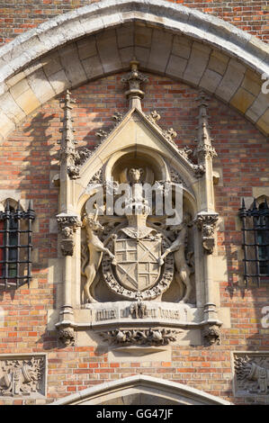 Wappen über dem Eingangstor zu den Gruuthuse Museum Brügge, Belgien. Stockfoto