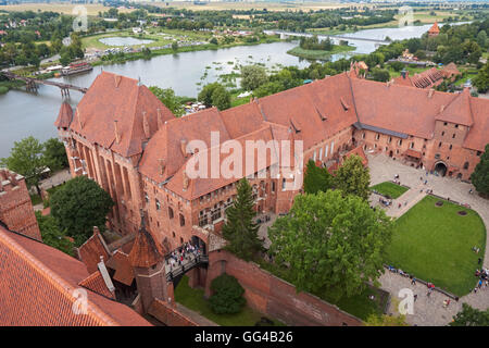 Die Burg des Deutschen Ordens in Marienburg und Nogat Fluss gesehen von der Spitze der Burgturm, Polen Stockfoto