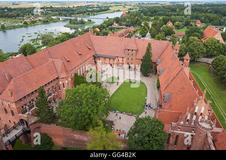 Die Burg des Deutschen Ordens in Marienburg und Nogat Fluss gesehen von der Spitze der Burgturm, Polen Stockfoto