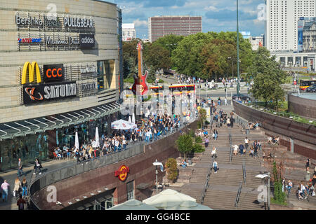 Menschen außerhalb Zlote Tarasy Einkaufszentrum in Warschau, Polen Stockfoto