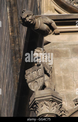 Löwen halten das Wappen von Prag auf dem Pulverturm in Prag, Tschechische Republik dargestellt. Stockfoto