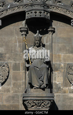 Heiligen römischen Kaiser Karl IV. Statue auf dem Pulverturm in Prag, Tschechien. Stockfoto