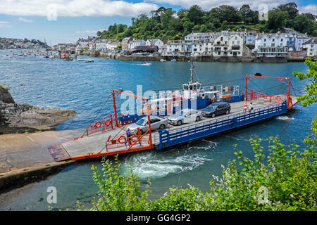 Bodinnick ferry die kreuzt den Fluss Fowey bis Fowey Ort in Cornwall, Großbritannien Stockfoto