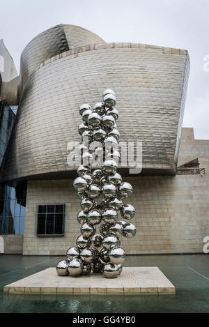 Anish Kapoor Skulptur groß Baum & The Eye, 2009 außerhalb des Guggenheim Museums, entworfen von Frank Gehry, Bilbao, Baskenland, Stockfoto