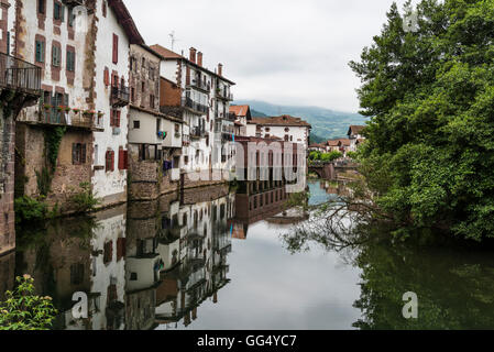 Alte Häuser spiegeln sich in Baztan Fluss, Baztan, Navarra, Spanien Stockfoto