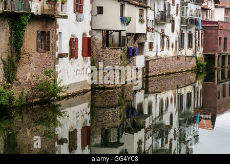 Alte Häuser spiegeln sich in Baztan Fluss, Baztan, Navarra, Spanien Stockfoto