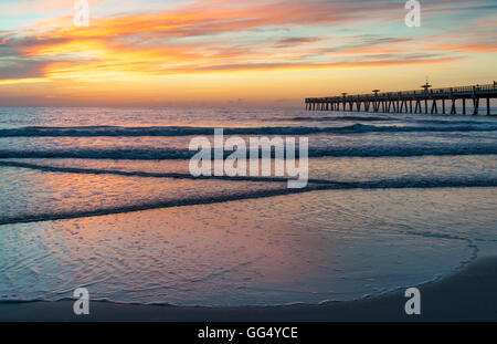 Bunte Florida Sonnenaufgang in Jacksonville Beach Pier. (USA) Stockfoto